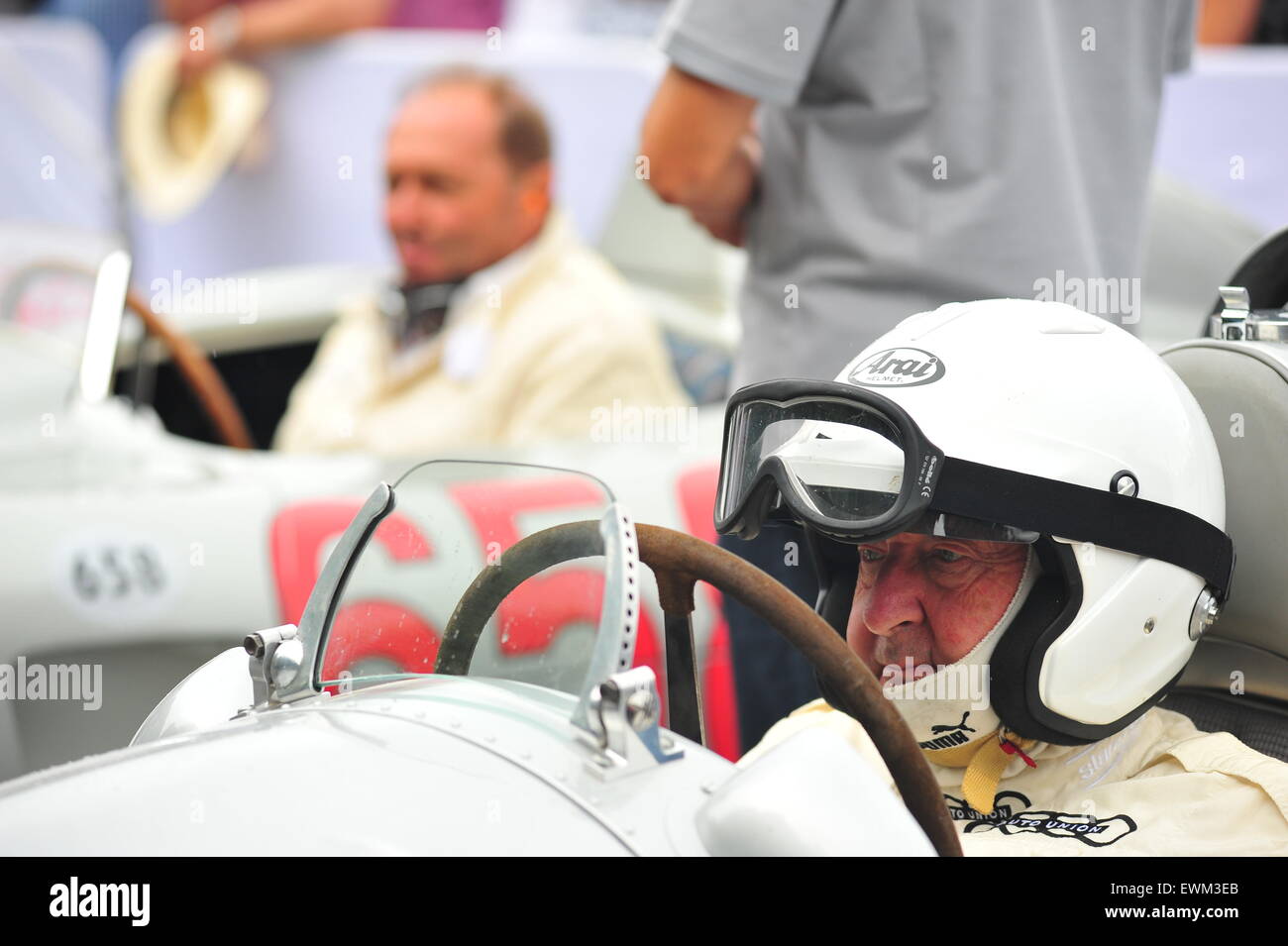 Pink Floyd-Schlagzeuger Nick Mason (vorne) und Jochen Mass beim Goodwood Festival of Speed. Rennfahrer, besuchte Prominente und Tausende von Mitgliedern der Öffentlichkeit das Goodwood Festival of Speed, moderne und alte Rennwagen und Motorräder in Aktion zu sehen. Stockfoto