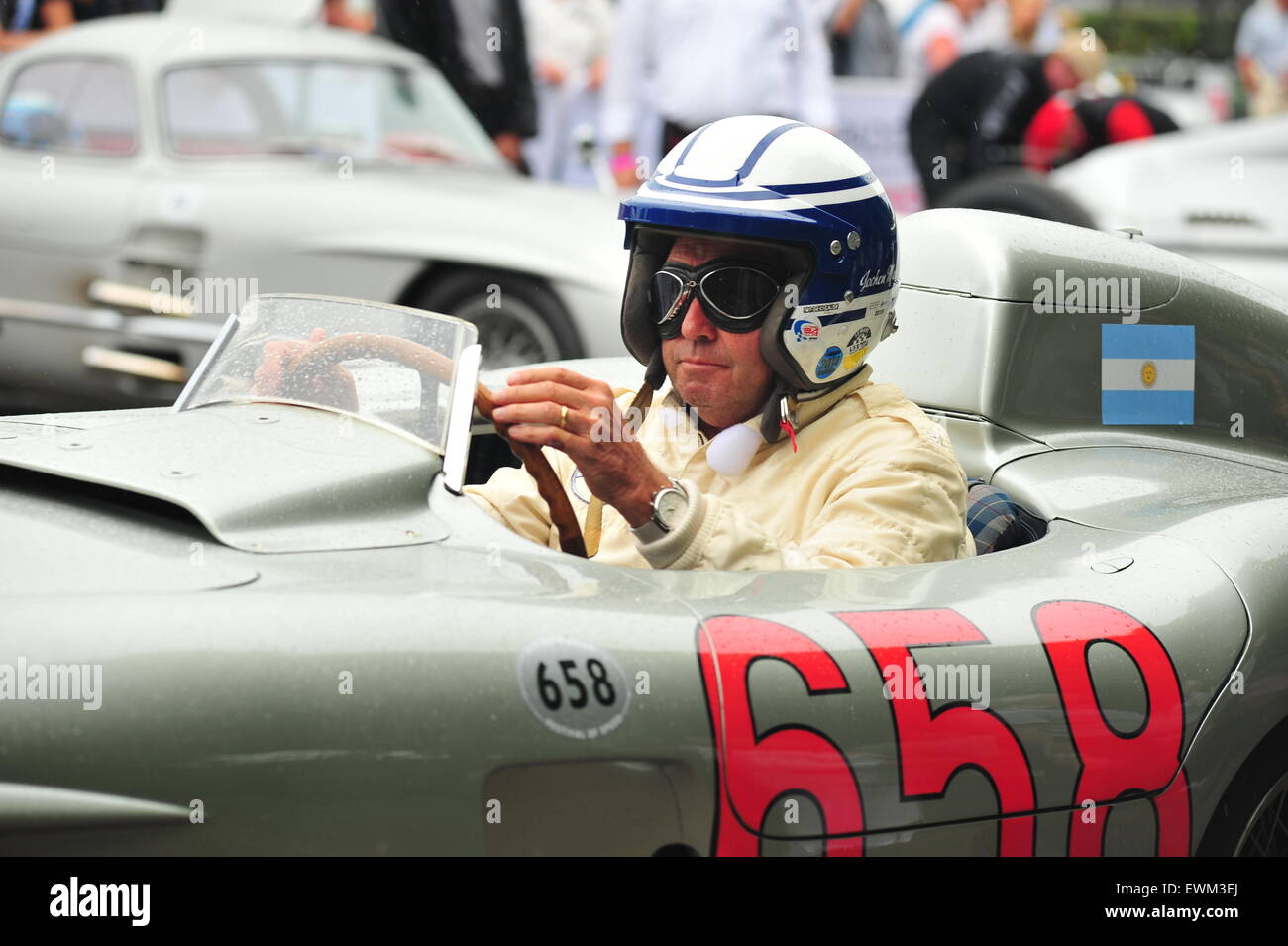 Ehemalige Formel 1-Fahrer Jochen Mass in einem historischen Mercedes beim Goodwood Festival of Speed. Rennfahrer, besuchte Prominente und Tausende von Mitgliedern der Öffentlichkeit das Goodwood Festival of Speed, moderne und alte Rennwagen und Motorräder in Aktion zu sehen. Stockfoto