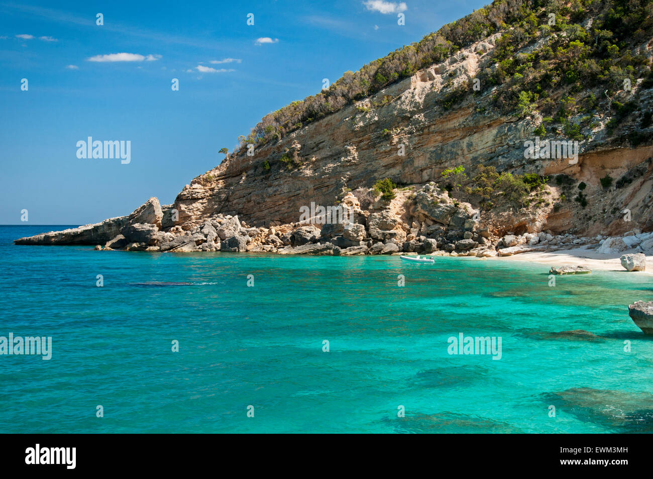 Baunei, Sardinien, Italien, 4/2015.View der berühmte Strand von Cala Mariolu und seinen klaren und transparenten Wasser, Region Ogliastra Stockfoto