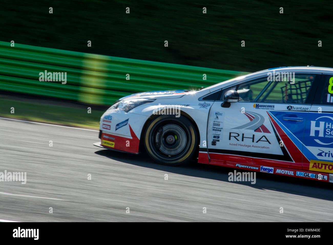Croft Circuit, Dalton-auf-t-Stücke, North Yorkshire, UK. 28.. Tom Ingram und Speedworks Motorsport Toyota Avensis Laufwerke während der Dunlop MSA British Touring Car Championship am Oulton Park. Bildnachweis: Gergo Toth/Alamy Live-Nachrichten Stockfoto
