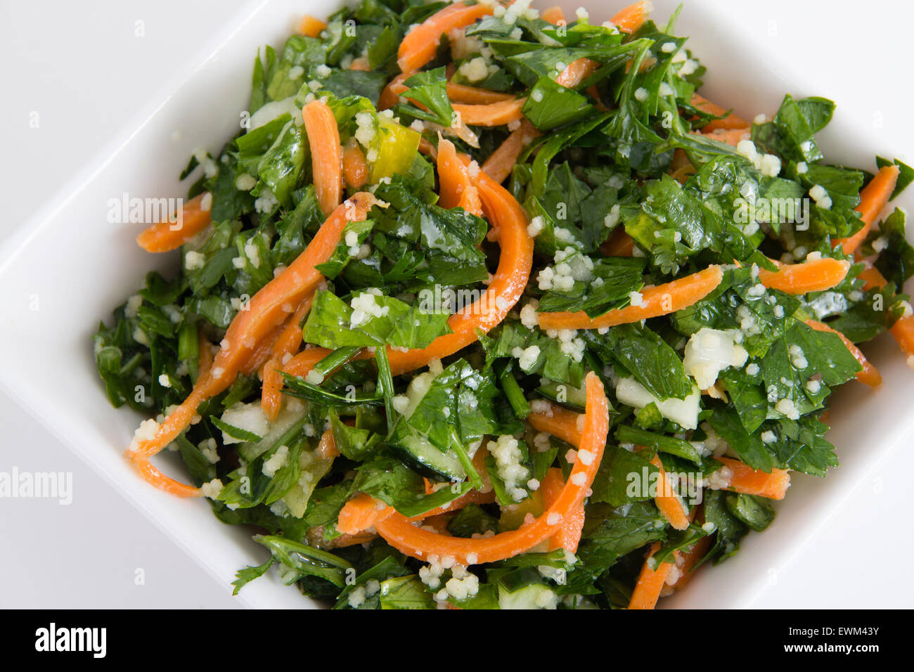Tabouleh Petersilie und Karotten Salat Schüssel weißen Hintergrund Stockfoto
