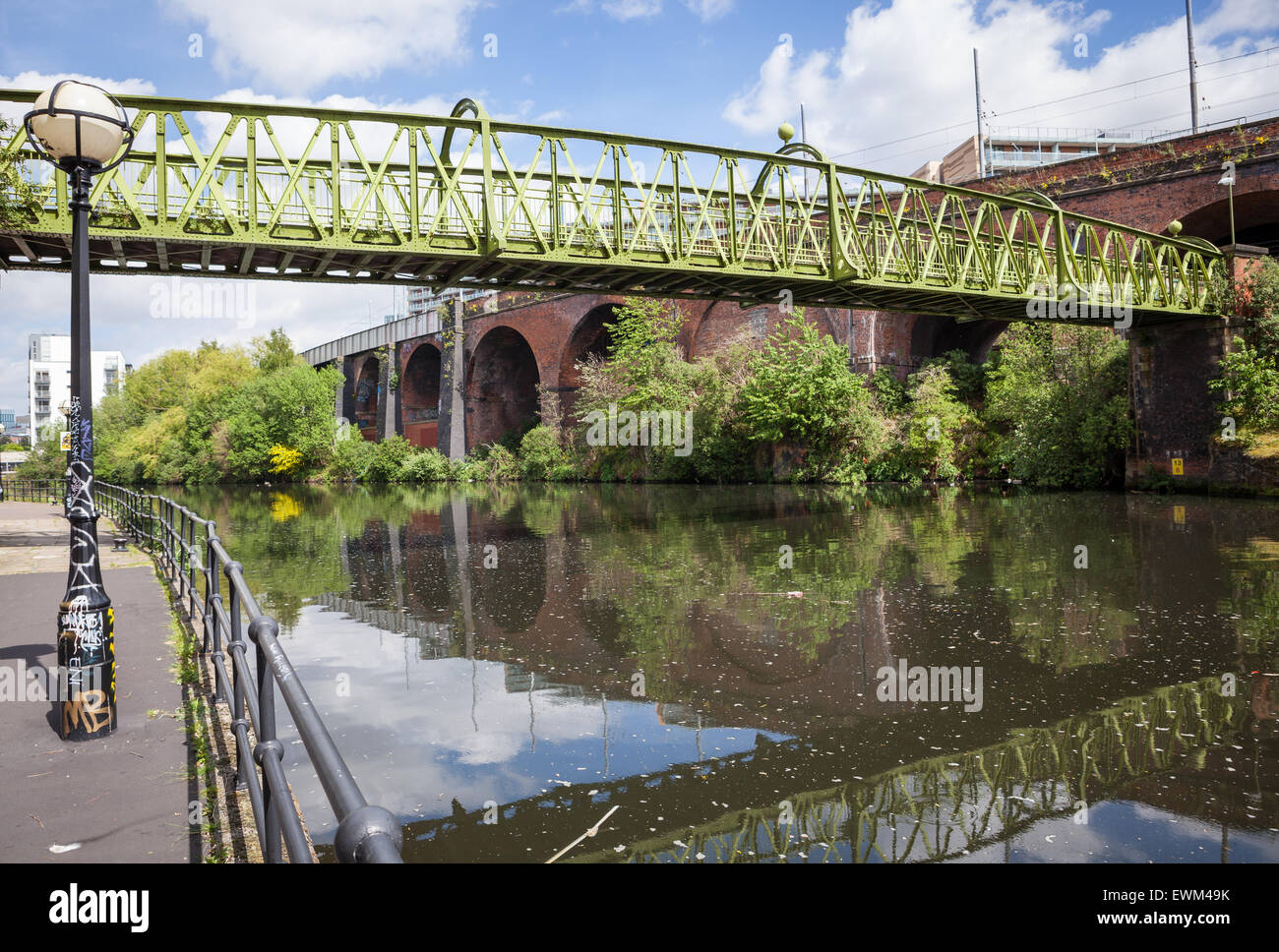 Grüne Metall Fußgängerbrücke über Manchester Ship Canal Stockfoto