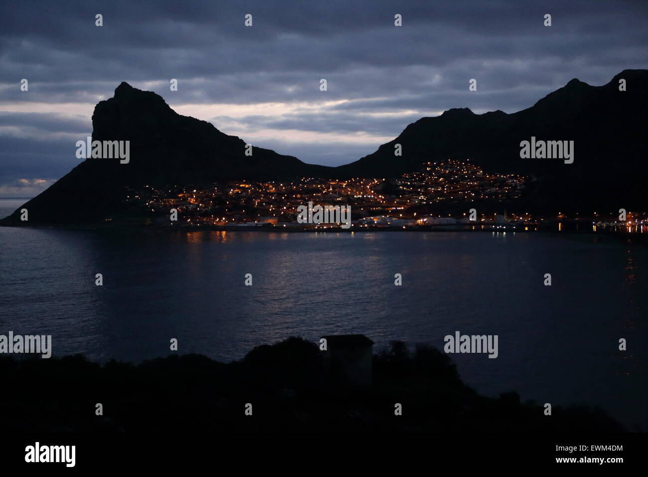 Nachtansicht der Hout Bay Vororte an den Hängen des Wächters Stockfoto