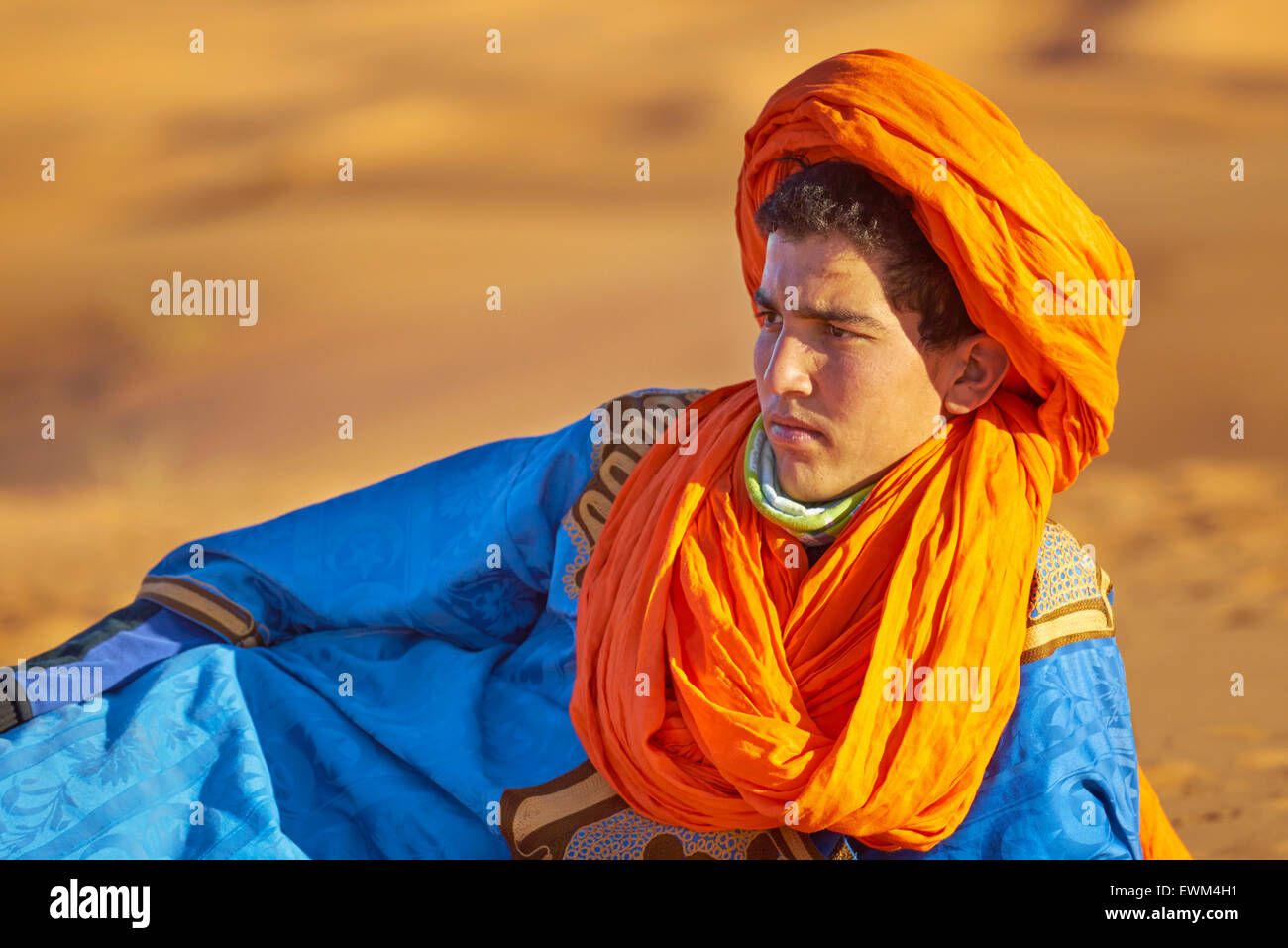 Young-Berber Mann trägt eine Djellaba und Turban, Porträt, Egr Chebbi, Sahara, Marokko Stockfoto