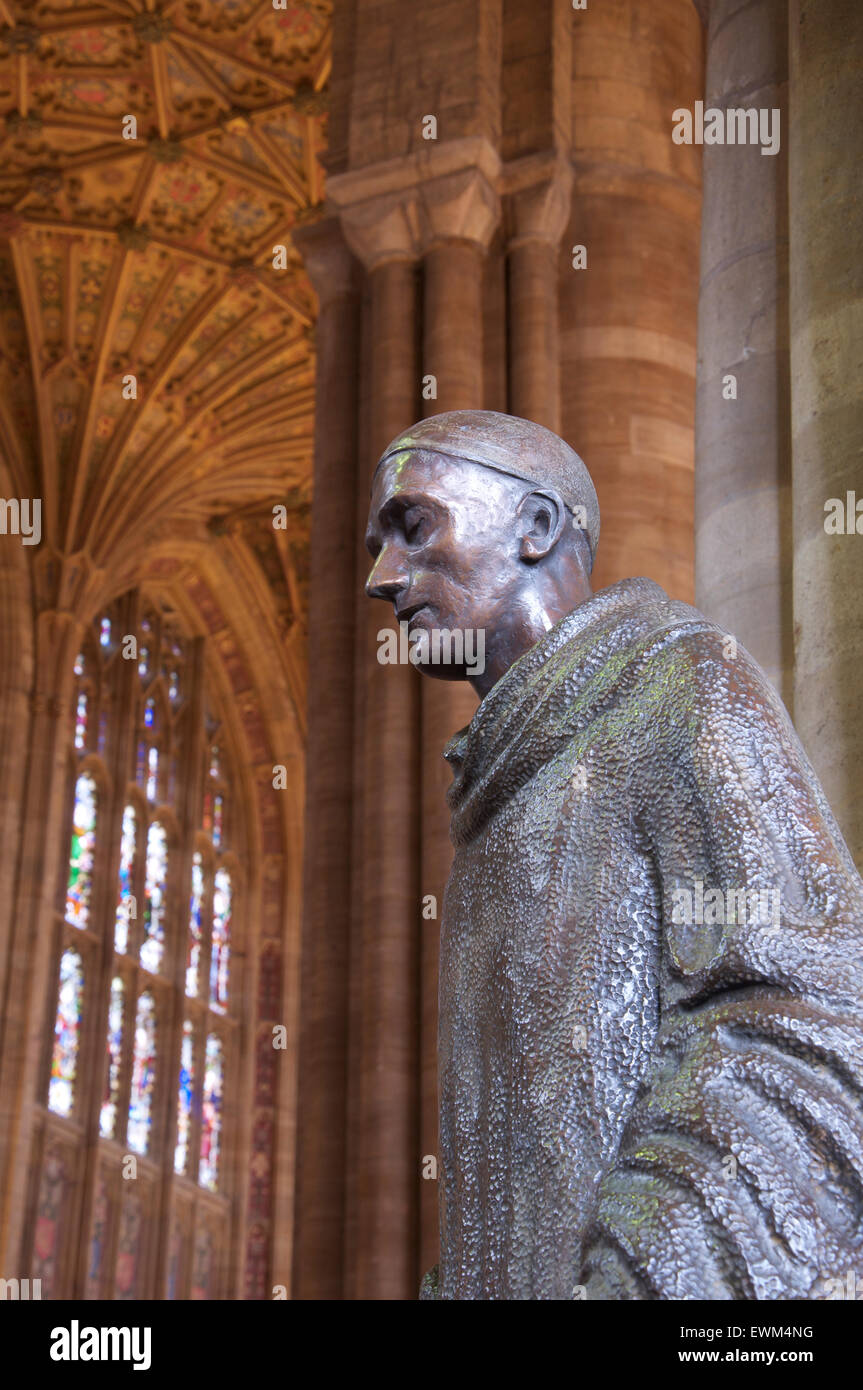 Bronzestatue von St Aldhelm von Marzia Colonna, unter der glorreichen Ventilator gewölbte Decke von Sherborne Abbey entfernt. Dorset, England, Vereinigtes Königreich. Stockfoto