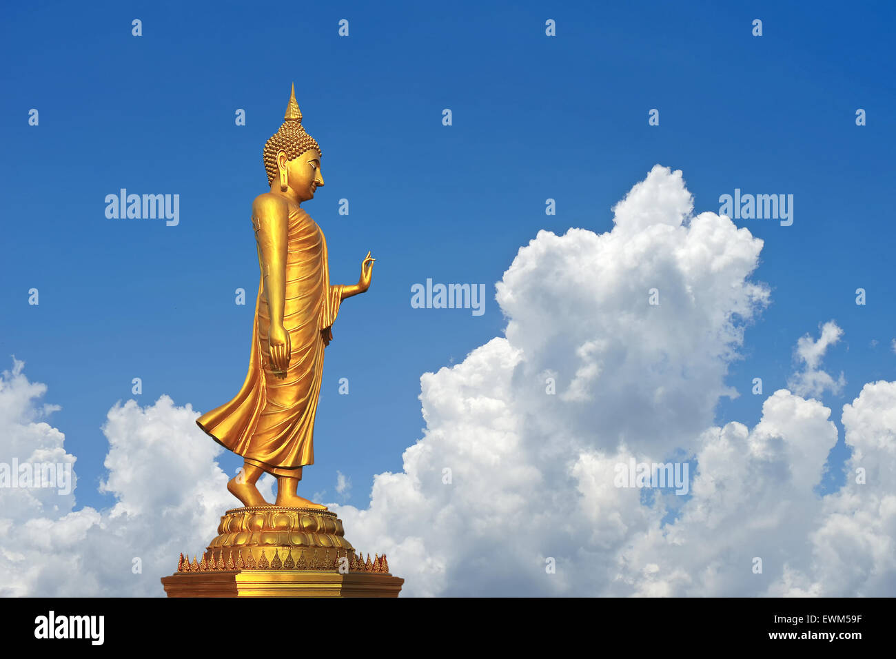 Goldene Buddha-Statue mit schönen Himmelshintergrund Stockfoto