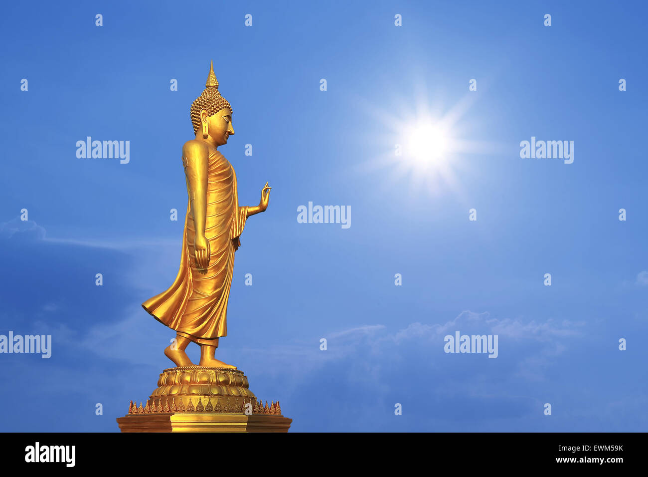 Goldene Buddha-Statue mit schönen Sonnenlicht Hintergrund Stockfoto