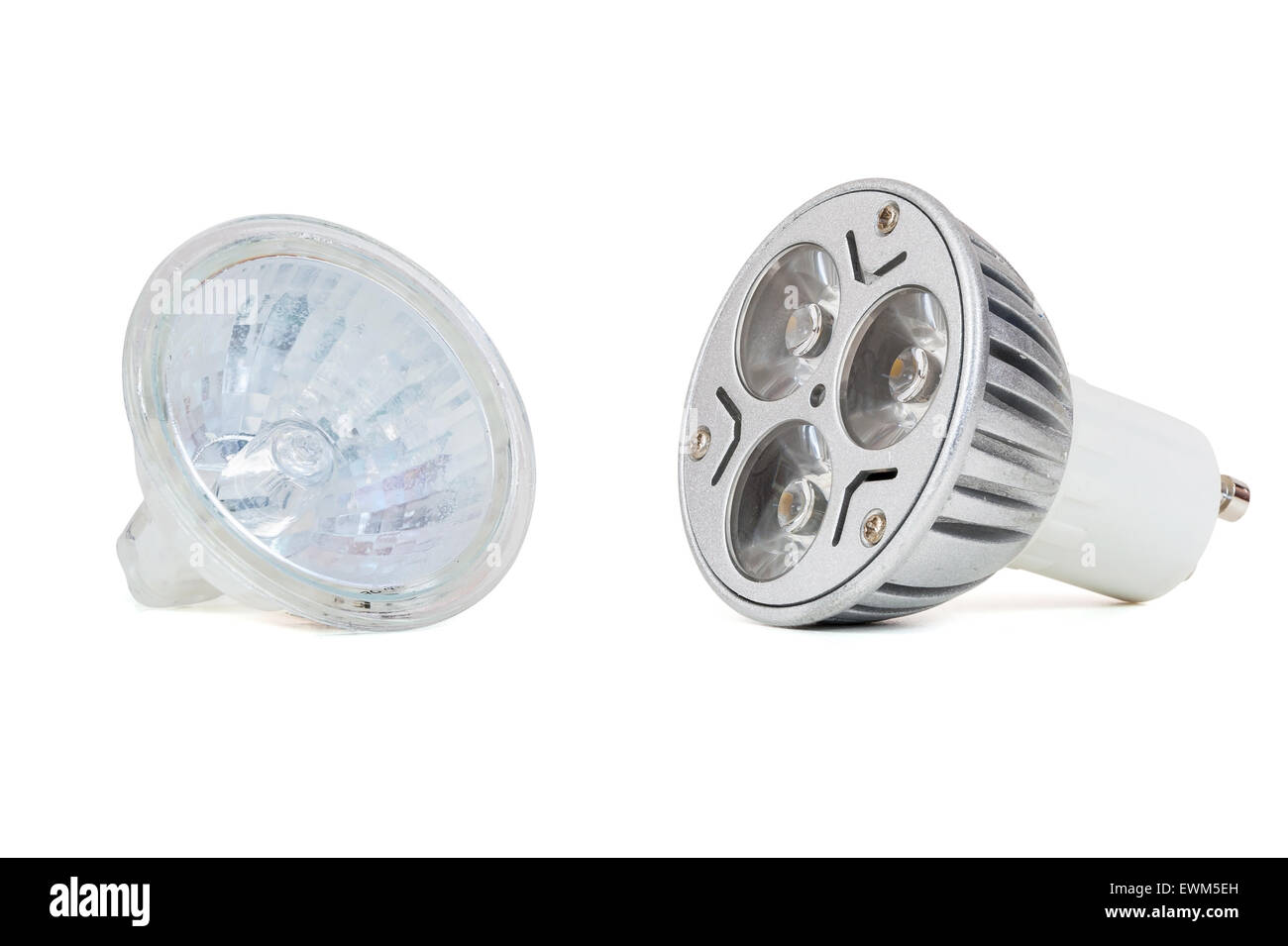 LED Glühbirne und Halogenlampe isoliert auf weißem Hintergrund mit Beschneidungspfad Stockfoto