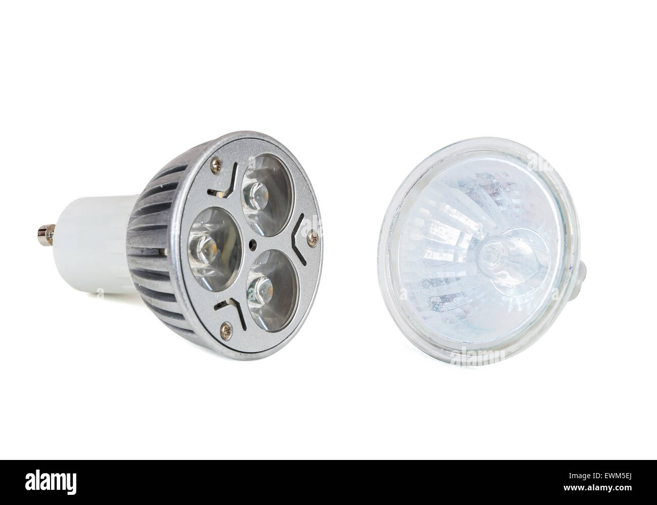LED Glühbirne und Halogenlampe isoliert auf weißem Hintergrund mit Beschneidungspfad Stockfoto