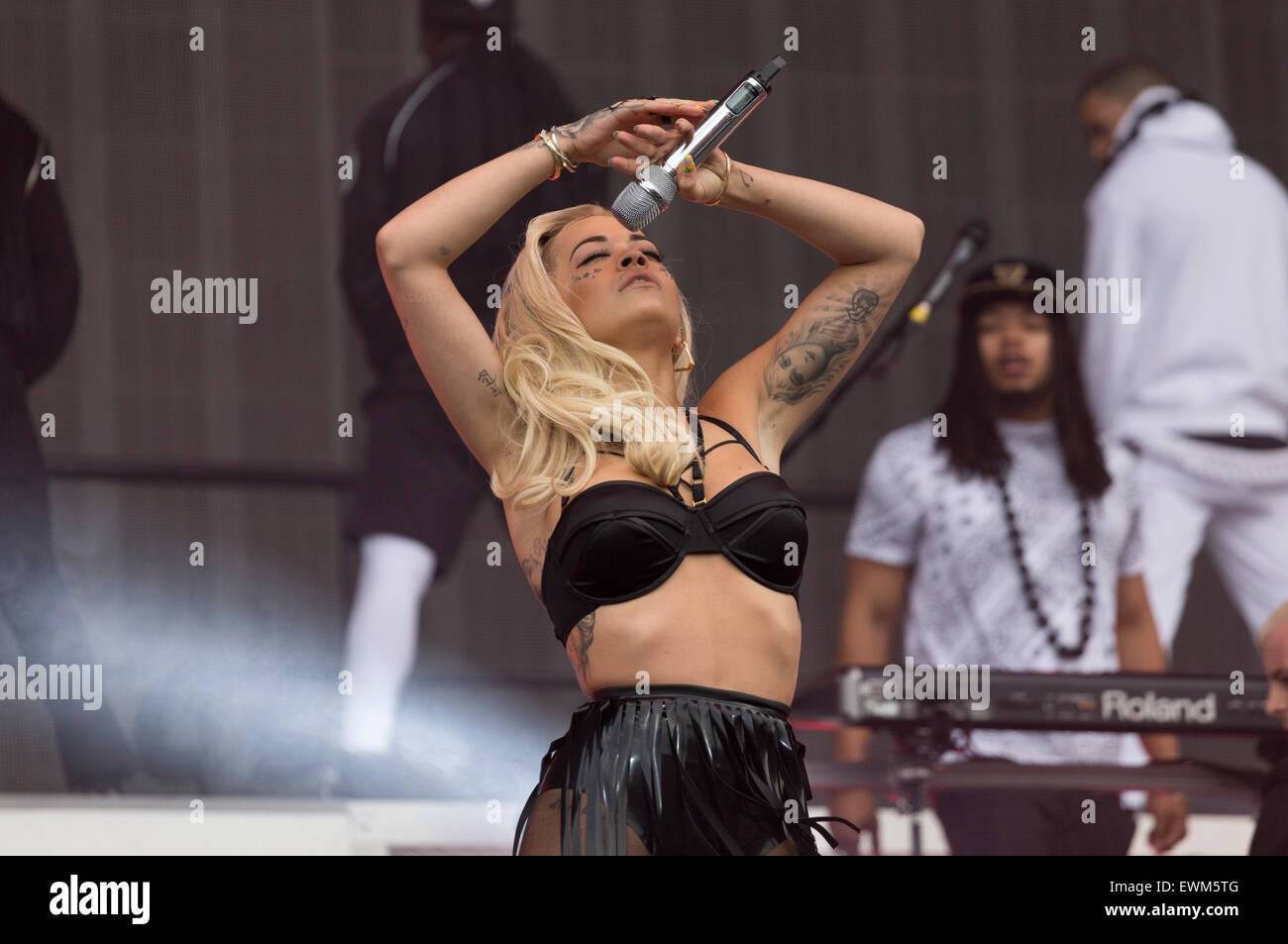 London, UK, 28. Juni 2015. Rita Ora Live-Performance auf Wireless Festival, Finsbury Park Credit: Robert Stainforth/Alamy Live-Nachrichten Stockfoto