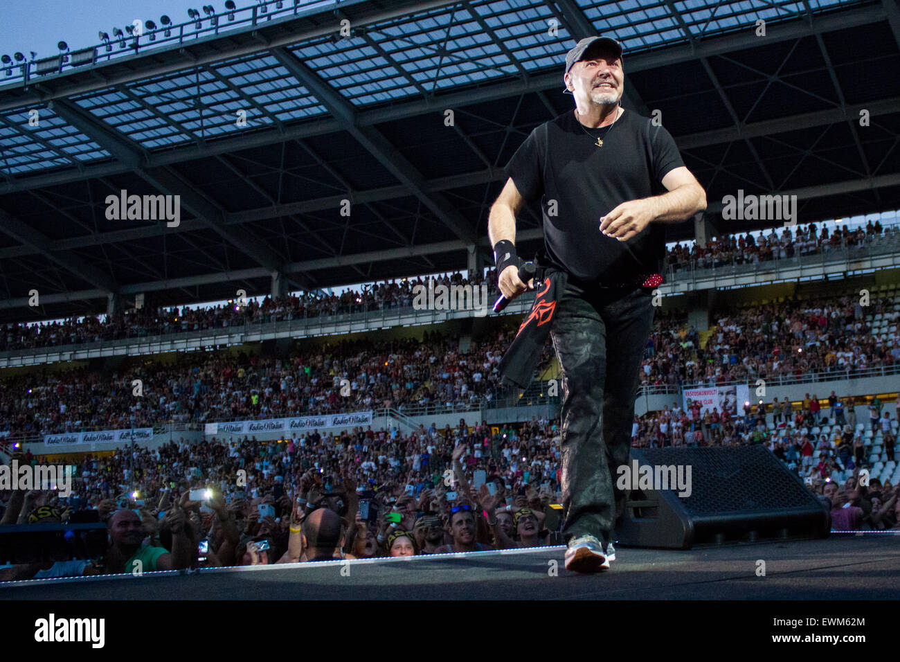 Turin, Italien. 28. Juni 2015. Vasco Rossi auf der Bühne vor seinen Fans. Vasco Rossi, auch bekannt als Vasco oder mit dem Spitznamen Il Blasco, ist eine italienische Sängerin und Songwriterin. Während seiner Karriere er hat 26 Alben veröffentlicht und mehr als 250 Songs sowie Texte für andere Künstler geschrieben hat. © Elena Aquila/Pacific Press/Alamy Live-Nachrichten Stockfoto