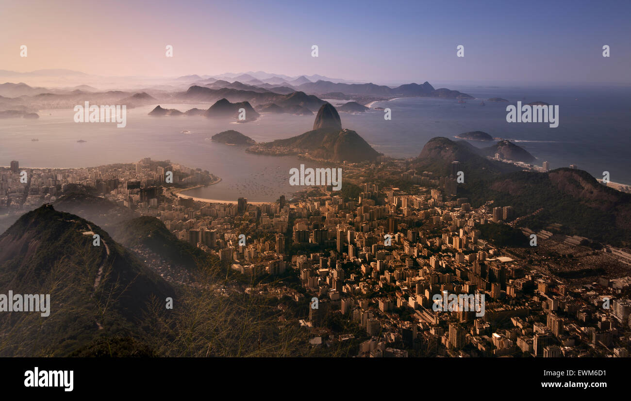 Die Aussicht von der Christusstatue (Cristo Rendentor) oben auf den Berg Corcovado in Richtung Zuckerhut in Rio De Janeiro, Brasilien Stockfoto
