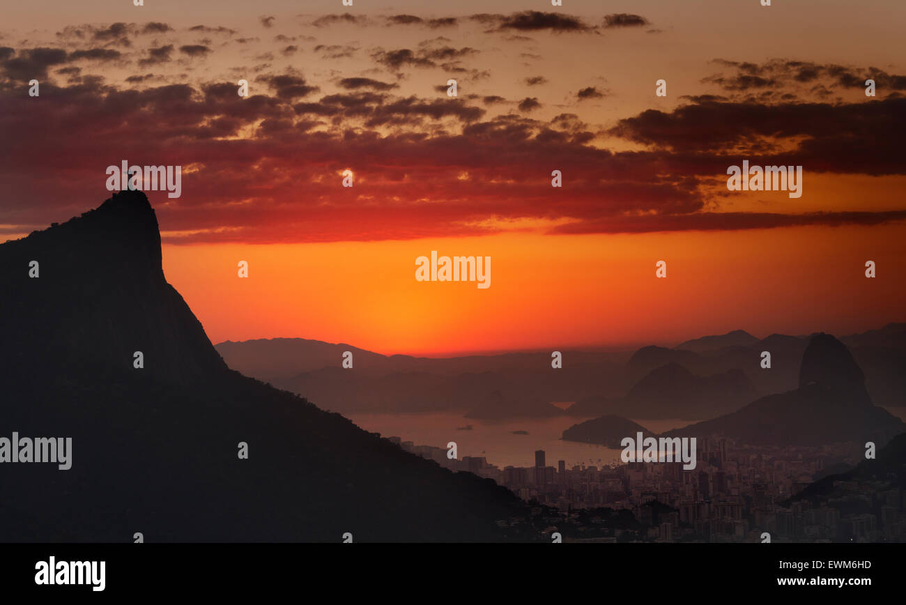 Ein Blick auf die Christusstatue (Cristo Rendentor) oben auf den Berg Corcovado und Zuckerhut (Pao de Acucar) bei Sonnenaufgang in Rio De Janeiro Stockfoto