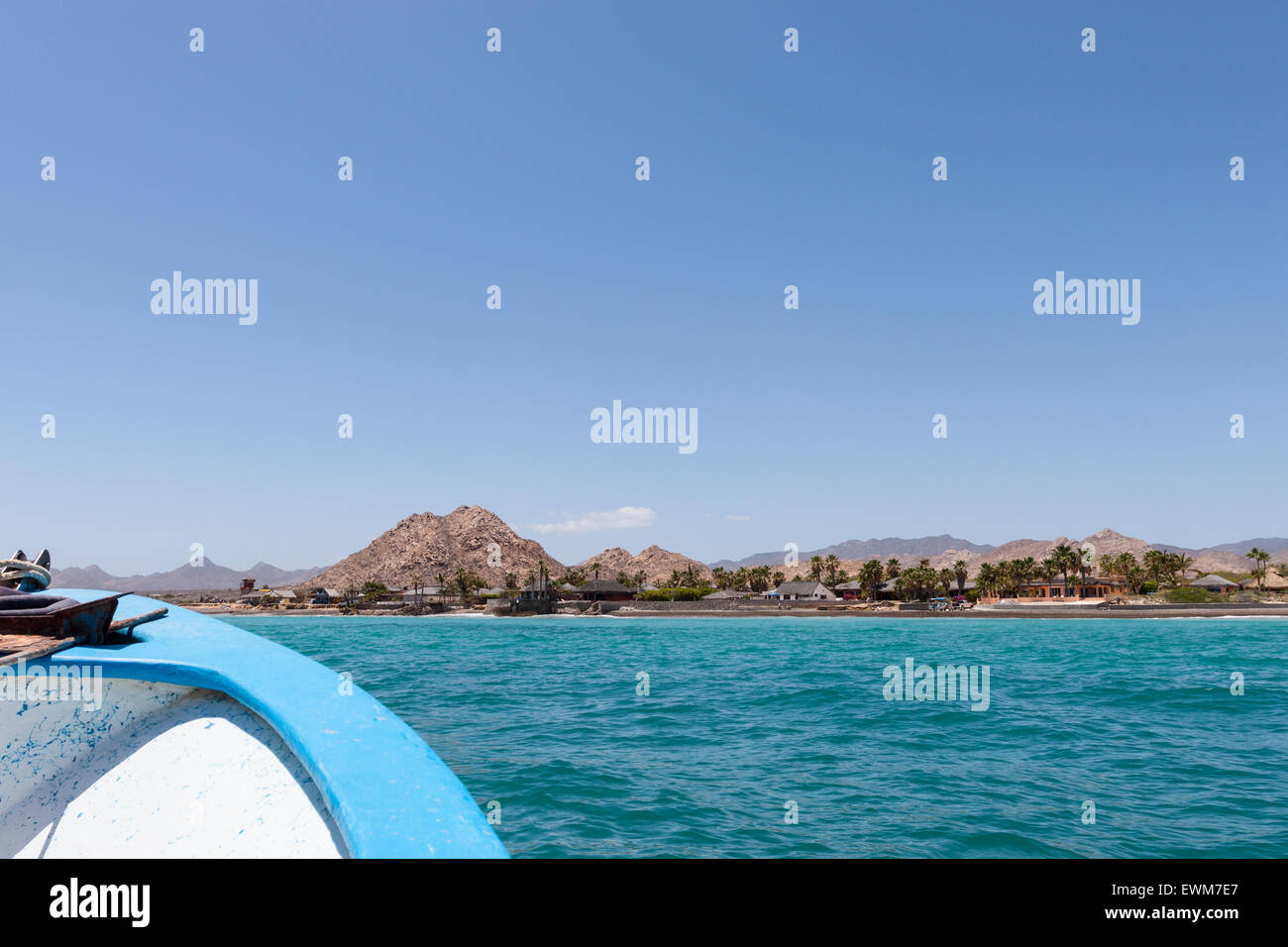 Die kleine Stadt von Cabo Pulmo gesehen aus dem Wasser. Stockfoto