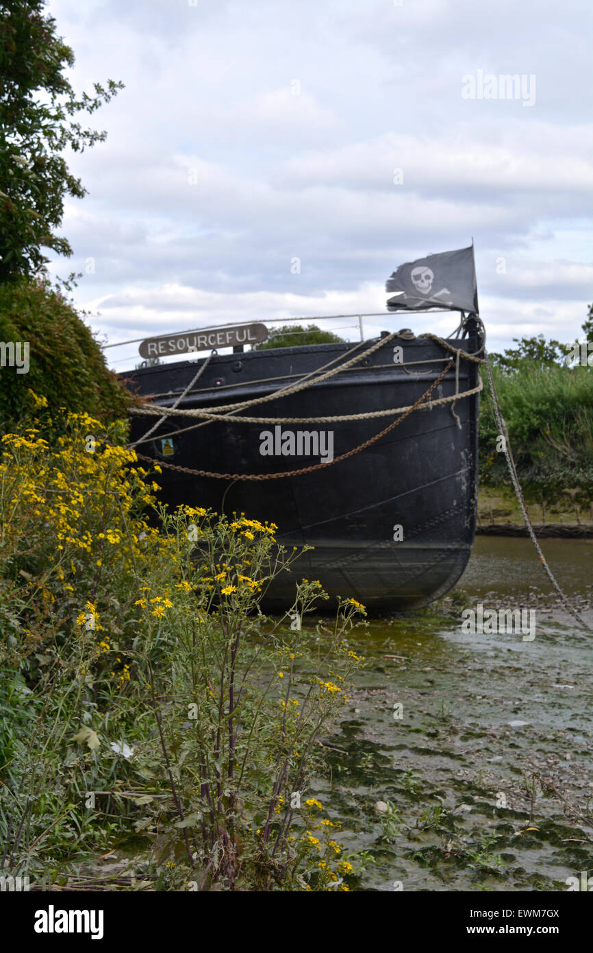 Ein Schädel und Crossbones auf einem verlassenen Hausboot auf der Themse, Chiswick, London, England, Großbritannien Stockfoto