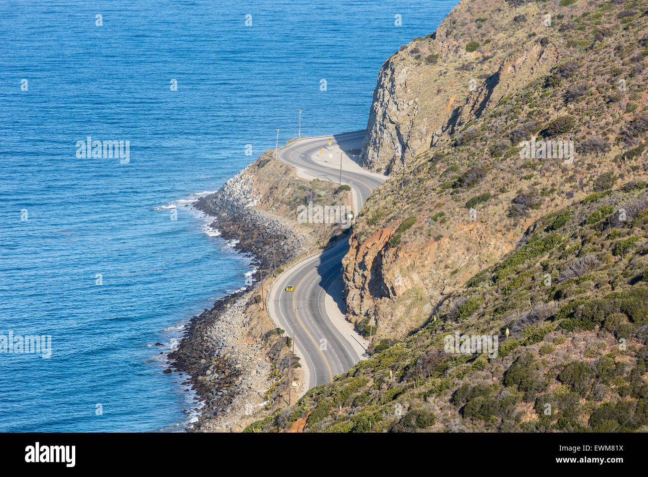 Ein gelber Sportwagen Kreuzfahrten, Pacific Coast Highway in Malibu, Kalifornien. Stockfoto
