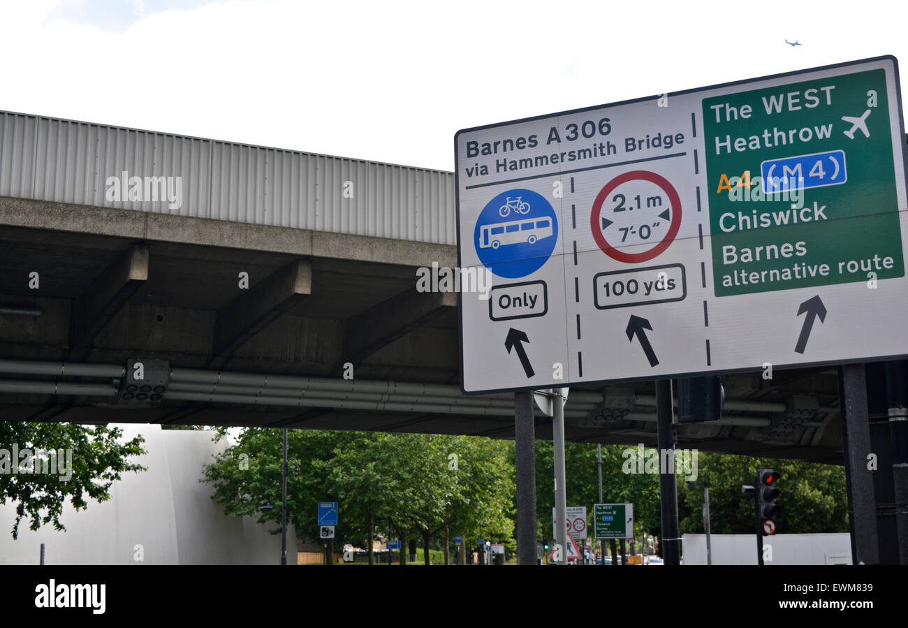 Ansicht von Hammersmith Flyover Stärkung und Straße Zeichen Stockfoto