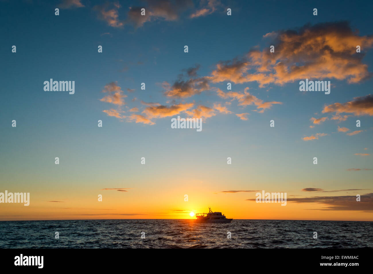 Weitwinkel-Ansicht eines Bootes bei Sonnenuntergang auf den Galapagos Inseln Stockfoto