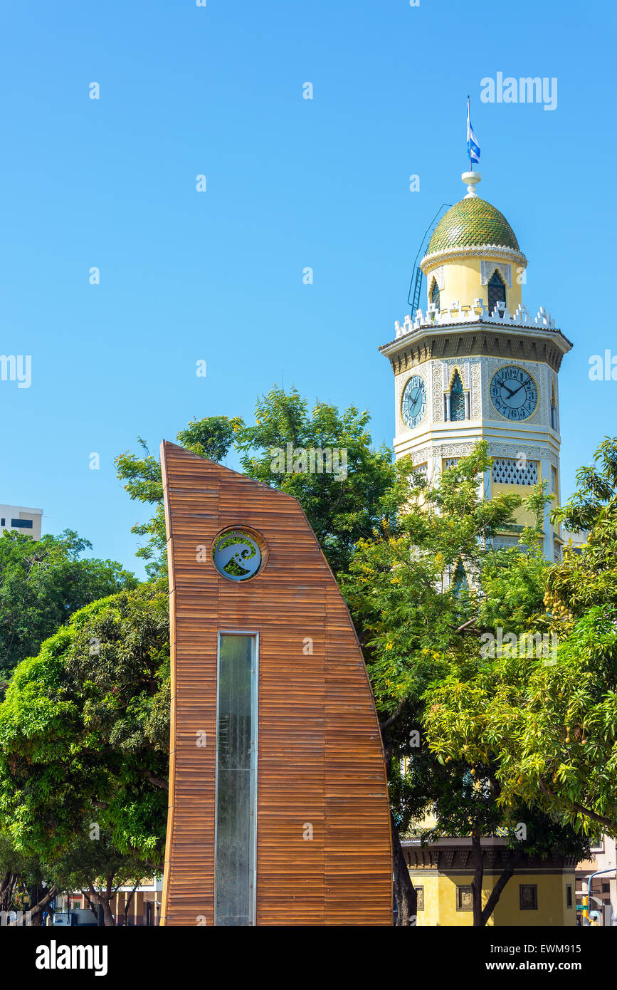 Skulptur vor der maurischen Glockenturm auf dem Malecon in Guayaquil, Ecuador Stockfoto