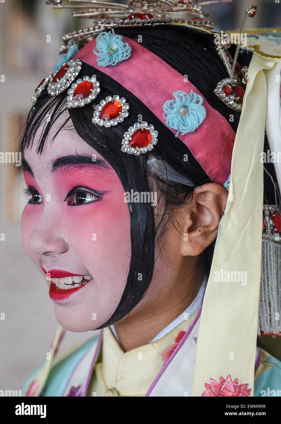 (150628)--NANJING, 28. Juni 2015 (Xinhua)--Yang kleidet Sie in ihrem Kostüm in Qiandeng Township, Kunshan, Ost-China Jiangsu Provinz, 26. Juni 2015. 11-Jahr-altes Mädchen Yang Sie ihre Mutter verloren, als sie sechs war und zwei Jahre später ihr Vater starb. Das Elend sie verwandelt sich in ein Mädchen schüchtern und introvertiert. Doch sie verliebte sich in Kunqu-Oper, eine traditionelle chinesische Kunst mit einer Geschichte von 600 Jahren durch Zufall und wurde selbstbewusst und mehr ausgehende. Sie gewann eine Goldmedaille bei einem national Children Opernwettbewerb und gehalten auf Jagd nach ihren Traum des Seins ein professioneller Technik Stockfoto