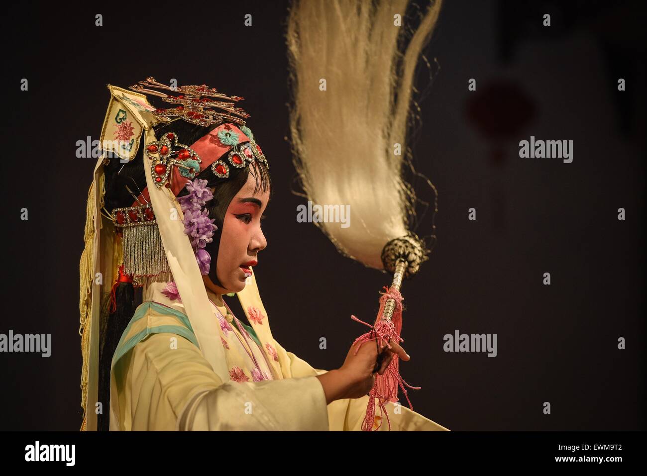 (150628)--NANJING, 28. Juni 2015 (Xinhua)--Yang durchführen Kunqu-Oper in Kunshan, der ostchinesischen Provinz Jiangsu, 26. Juni 2015. 11-Jahr-altes Mädchen Yang Sie ihre Mutter verloren, als sie sechs war und zwei Jahre später ihr Vater starb. Das Elend sie verwandelt sich in ein Mädchen schüchtern und introvertiert. Doch sie verliebte sich in Kunqu-Oper, eine traditionelle chinesische Kunst mit einer Geschichte von 600 Jahren durch Zufall und wurde selbstbewusst und mehr ausgehende. Sie gewann eine Goldmedaille bei einem national Children Opernwettbewerb und hielt auf Jagd nach ihren Traum, ein professioneller Künstler der Kunqu-Oper. (X Stockfoto