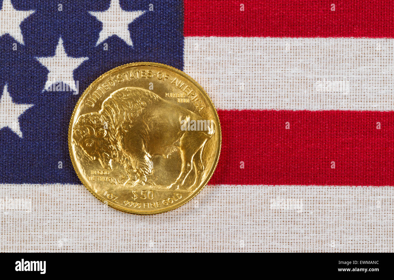 United States Mint gab American Buffalo Münze, Feingold, auf USA-Flagge. Stockfoto