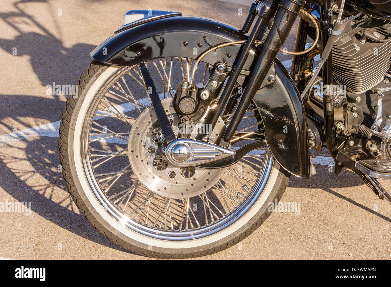 Harley-Davidson Motorrad Springer Gabel mit Speichen Draht Rad Scheibenbremse und schwarze Kotflügel Stockfoto