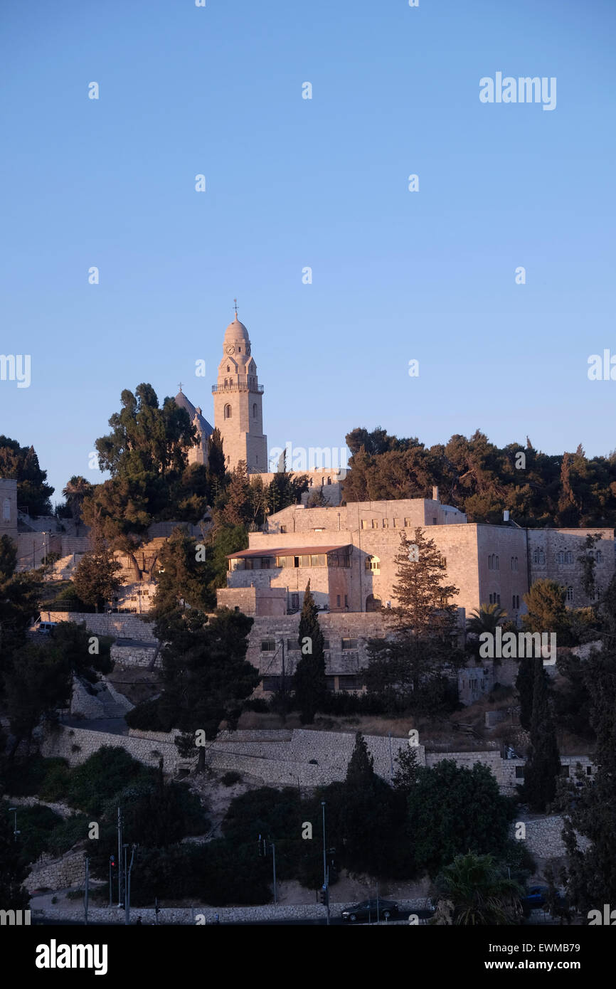 Blick auf Jerusalem University College, gegründet 1957 und früher als das amerikanische Institut des Heiligen Landes Studien und Glockenturm der Kirche der Benediktinerabtei 1352 oben auf dem Berg Zion in Jerusalem Israel bekannt Stockfoto