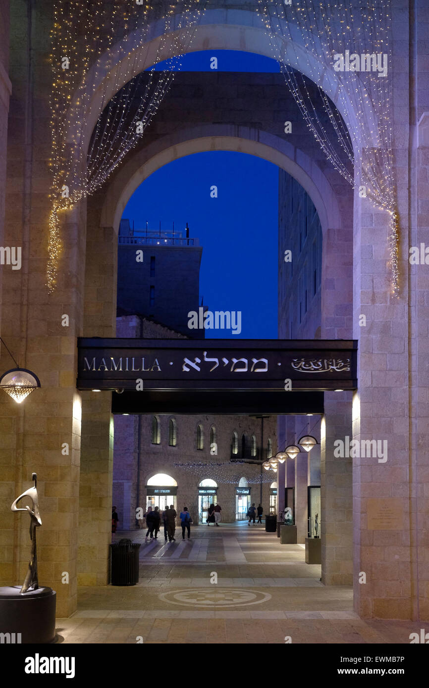 Nachtleben in der Mamilla Mall, auch bekannt als Alrov Mamilla Avenue, eine Einkaufsstraße und das einzige Open-Air-Einkaufszentrum in der Nähe der Altstadt in West Jerusalem Israel Stockfoto