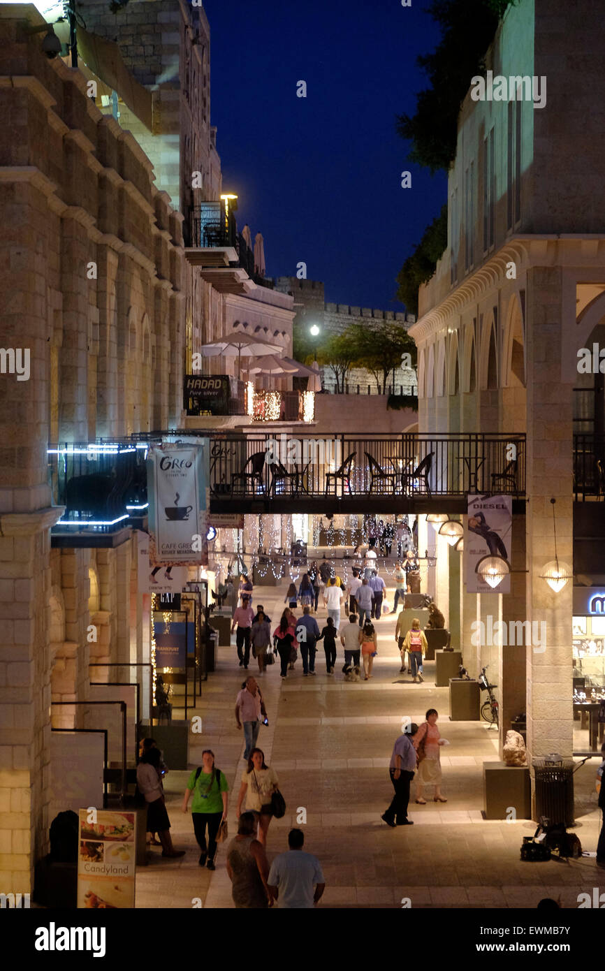 Nachtleben in der Mamilla Mall, auch bekannt als Alrov Mamilla Avenue, eine Einkaufsstraße und das einzige Open-Air-Einkaufszentrum in der Nähe der Altstadt in West Jerusalem Israel Stockfoto