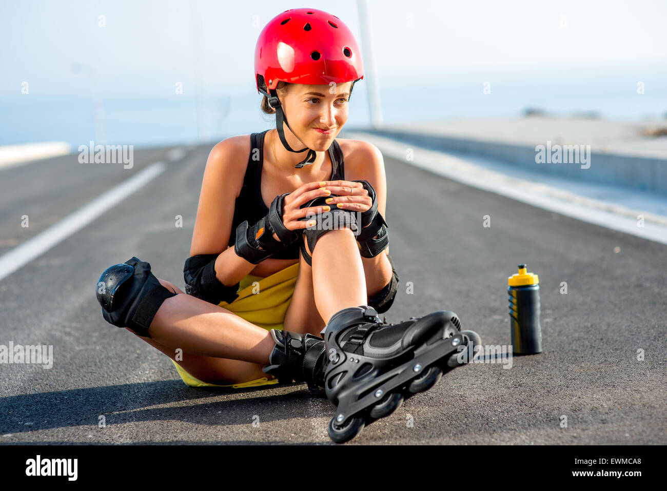 Sportlerin mit Rollen auf der Autobahn Stockfoto