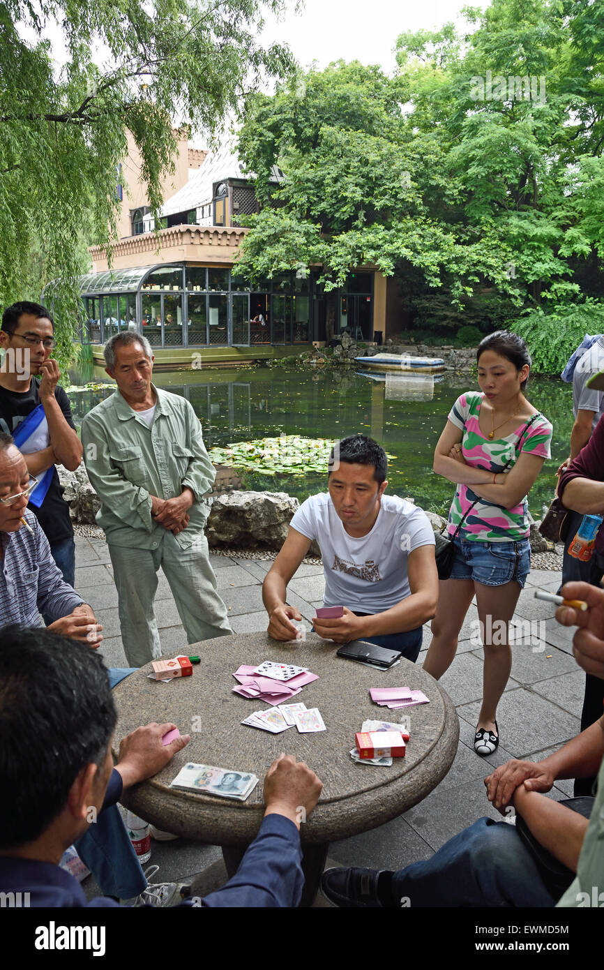 Peoples Park Shanghai China chinesische spielen auf Karten Glücksspiel Glücksspiele Stockfoto