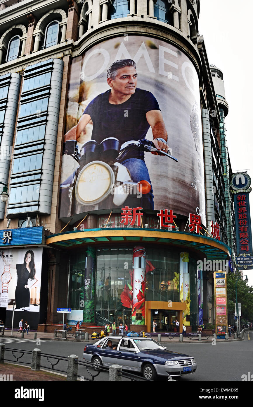 OMEGA-Uhren-Uhr (Swiss Switzerland) Filmstar George Clooney billboard Nanjing Road Peoples Square Shanghai China chinesische Stockfoto