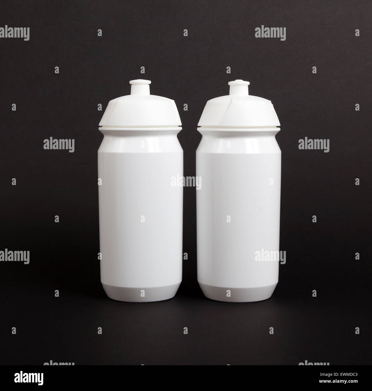 Weiße Wasserflaschen auf schwarzem Hintergrund isoliert Stockfoto
