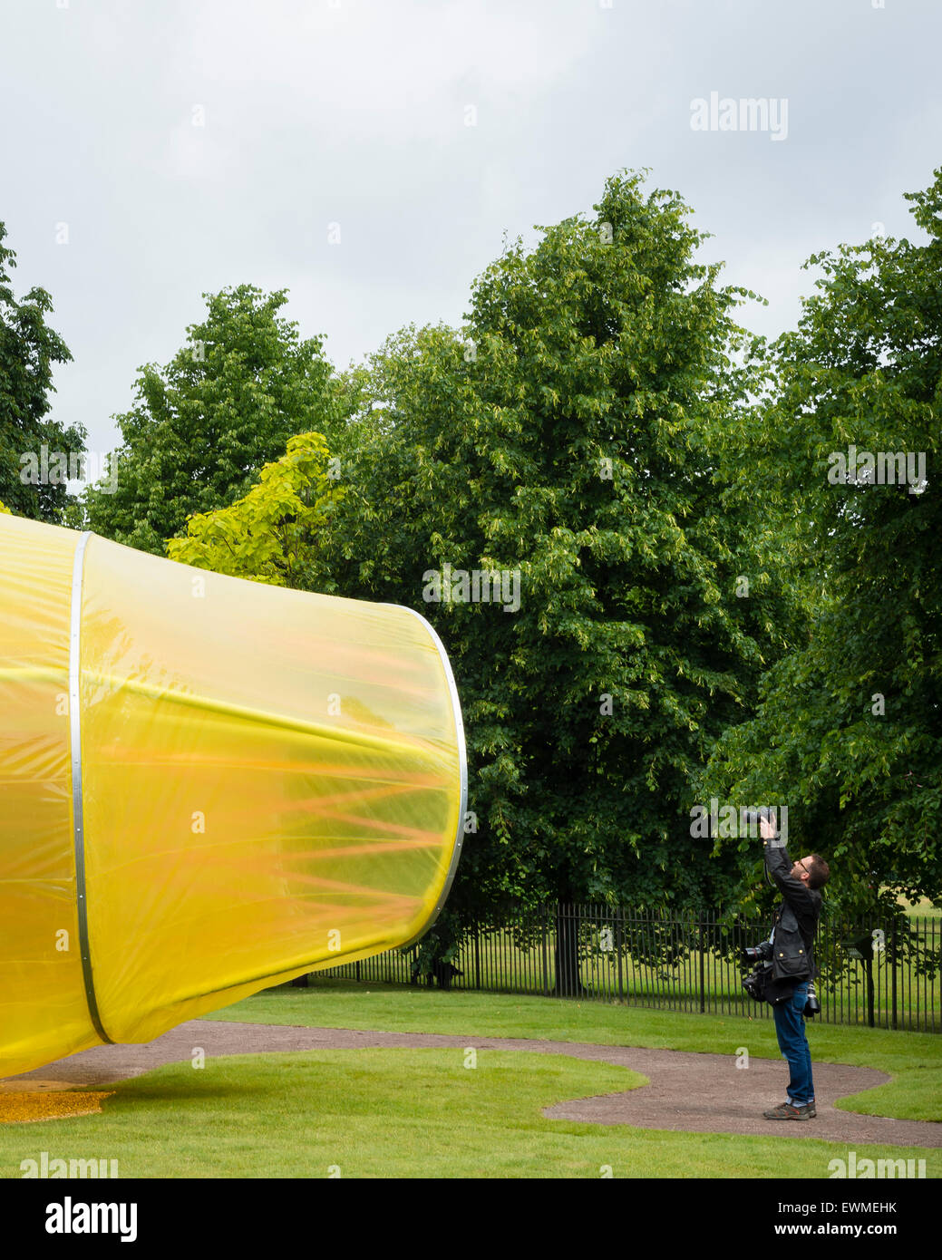 Blick von außen. Serpentin Sommer Pavillon 2015, London, Vereinigtes Königreich. Architekt: Selgascano Architekten, 2015. Stockfoto