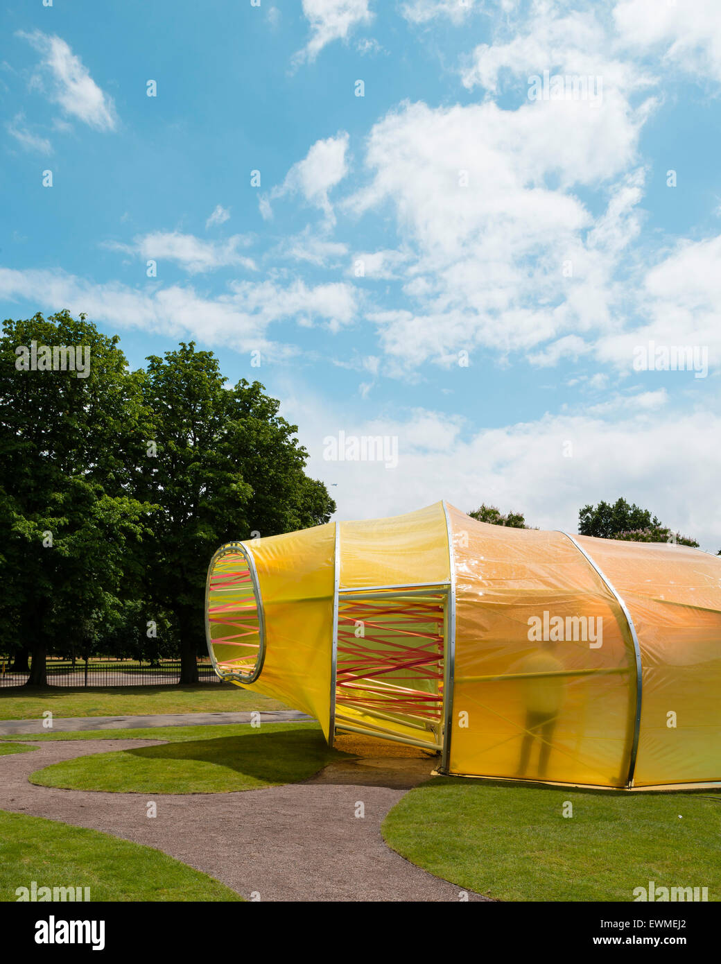Blick von außen. Serpentin Sommer Pavillon 2015, London, Vereinigtes Königreich. Architekt: Selgascano Architekten, 2015. Stockfoto