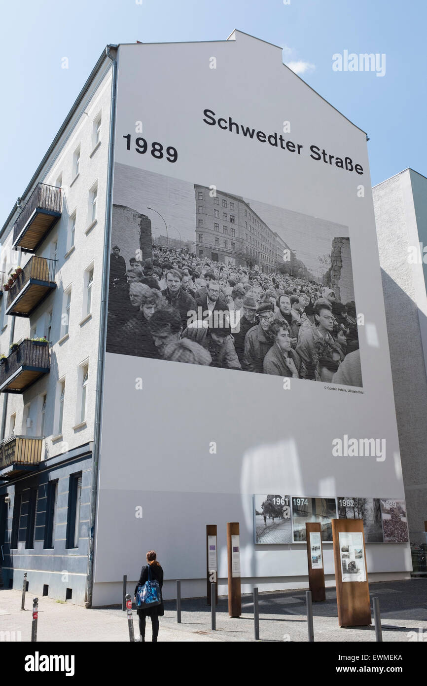 Wandbild an der Giebelseite des Wohnhauses, die Kennzeichnung der ehemaligen Trasse der Berliner Mauer an der Schwedter Straße im Prenzlauer Berg in Berlin Stockfoto