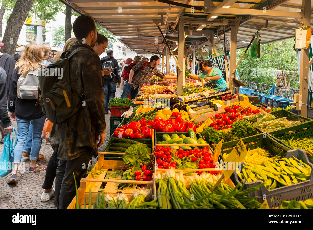 Gemüse Stall am Boxhagener Platz Farmers' Market am Wochenende in Friedrichshain Berlin Deutschland Stockfoto