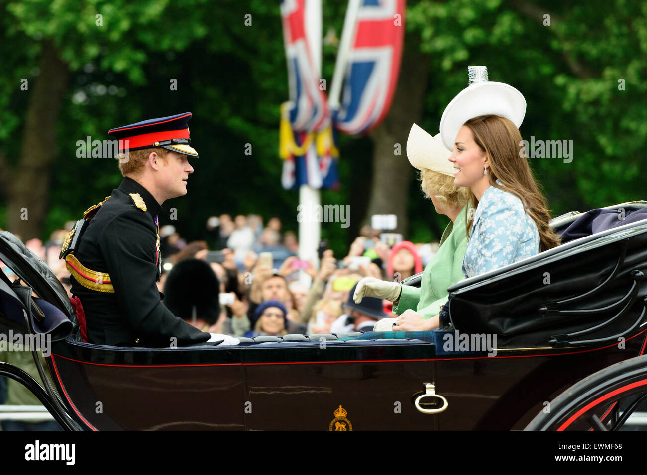 Wagen mit Harry, Kate, Herzogin von Cambridge, Prinz von Wales und Camilla Duchess of Cornwall Trooping the Colour, jährliche Stockfoto