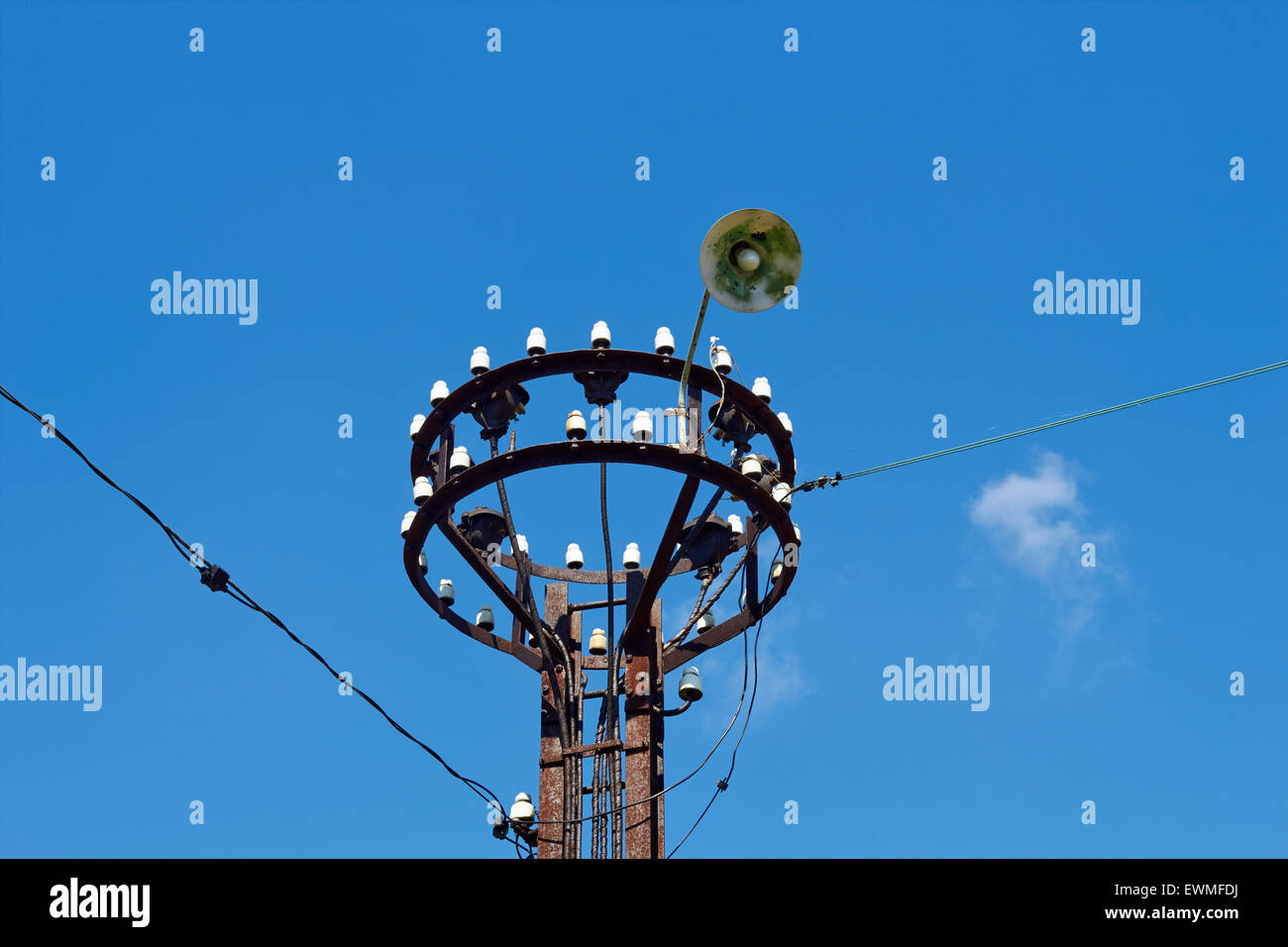 altes Telefon Mast gegen blauen Himmel Stockfoto