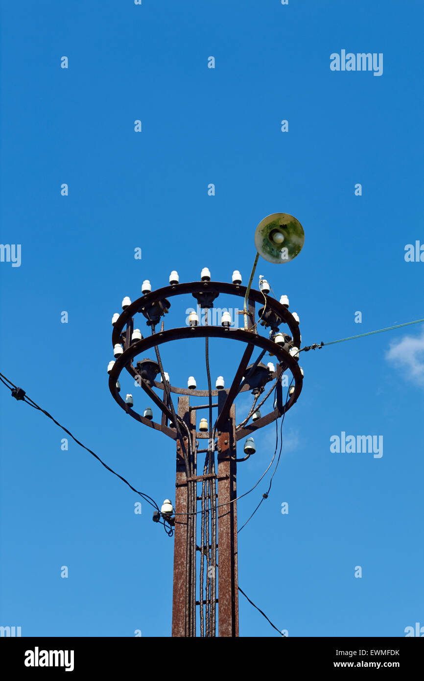 altes Telefon Mast gegen blauen Himmel Stockfoto