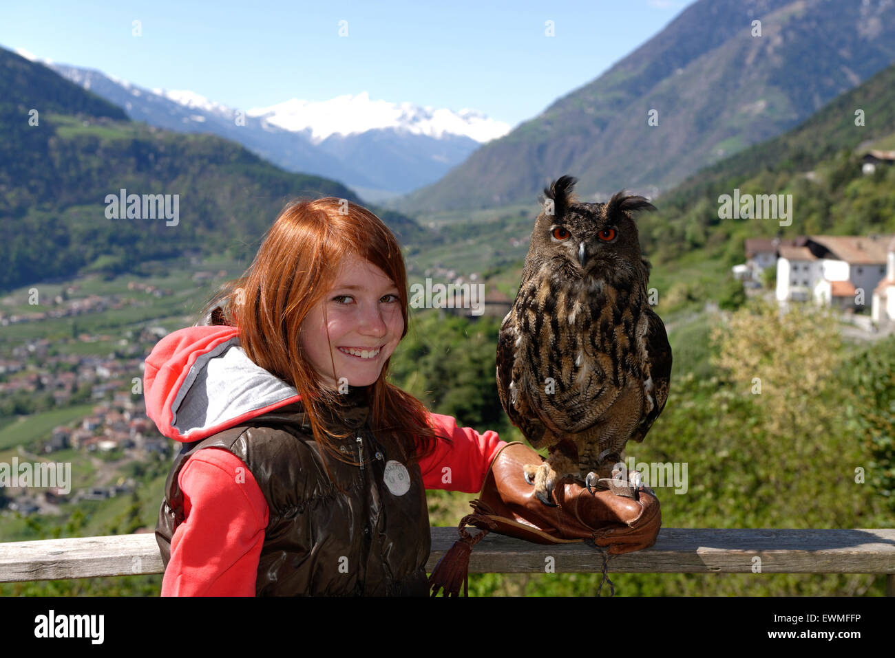 Mädchen mit einem eurasische Adler-Eule (Bubo Bubo) auf dem Arm, show Greifvögel im Schloss Schloss Tirol, Tyrol Dorf, Burggrafenamt Stockfoto