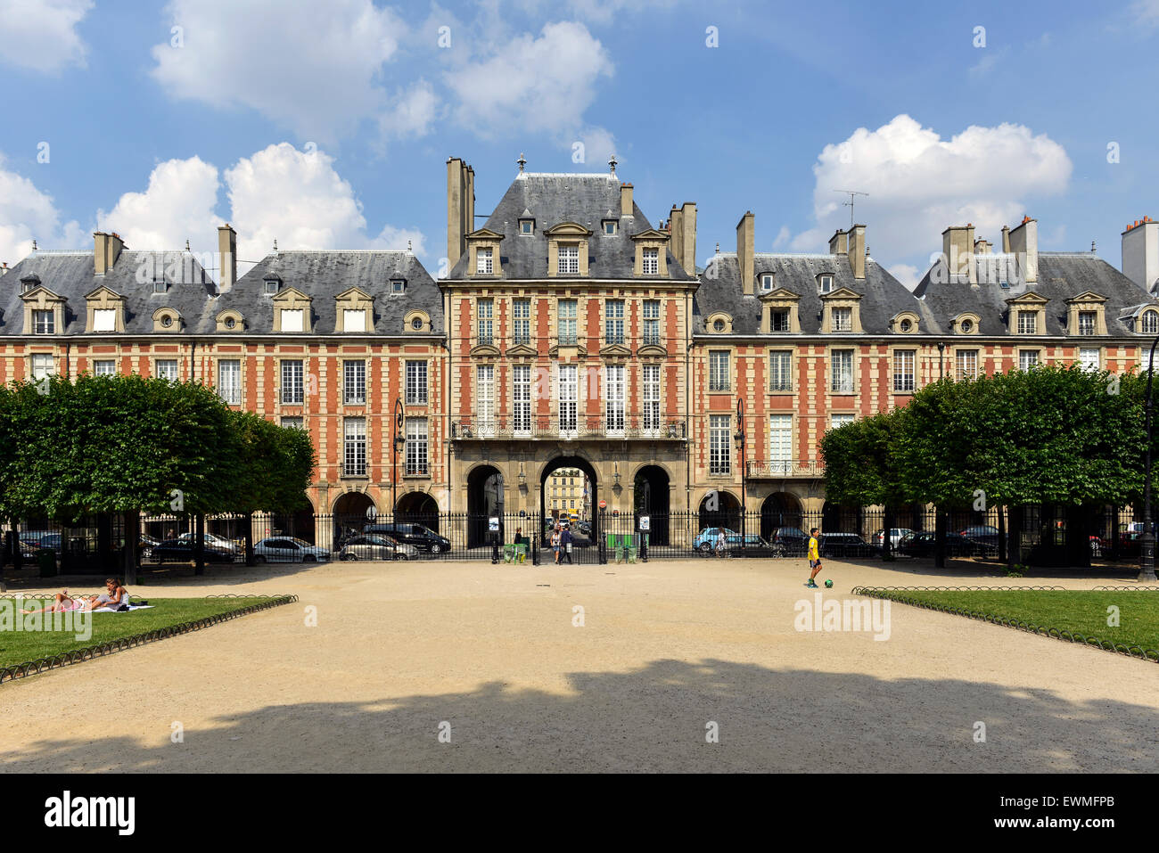 Pavillon De La Reine Place Des Vosges Le Marais Paris Frankreich Stockfotografie Alamy