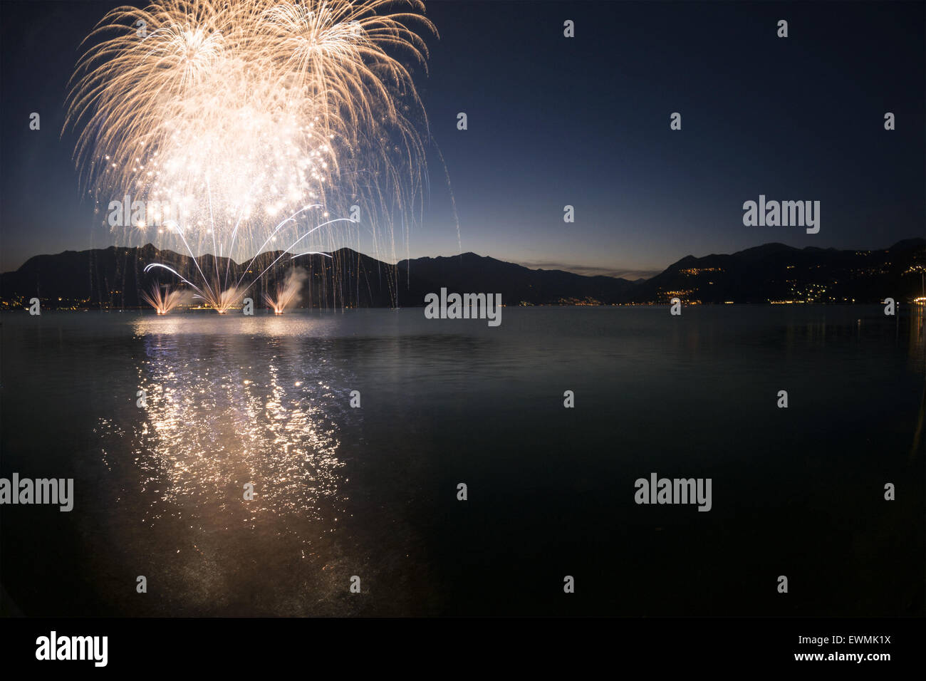 Feuerwerk an der Seepromenade von Luino in einem schönen Sommerabend, Varese - Lombardei, Italien Stockfoto