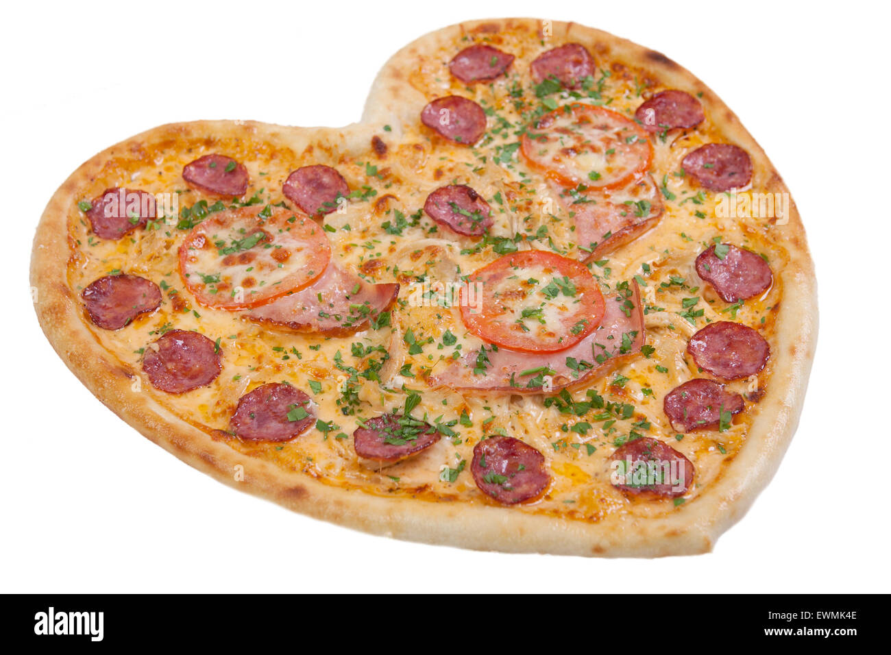 Pizza in der Form eines Herzens mit Tomaten, Schinken und Salami Prise frische Kräuter auf den Chroma-key Stockfoto