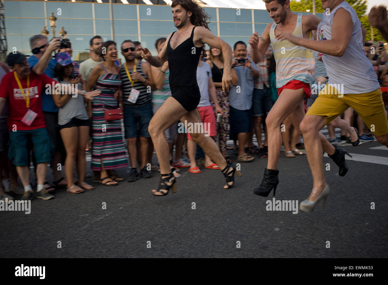 Eine Gruppe von Männern, die Teilnahme an einem Rennen mit Heels anlässlich der Feier des Gay Pride in Barcelona Stockfoto