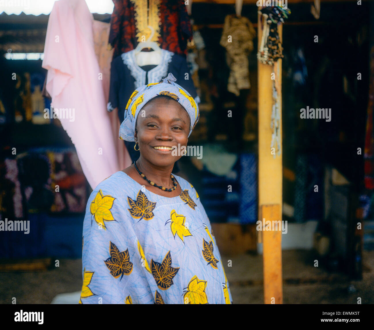 Lächelnd der Gambischen Frau Porträt, Batik Kaufmann, Royal Albert Markt, Banjul, Gambia, Westafrika Stockfoto