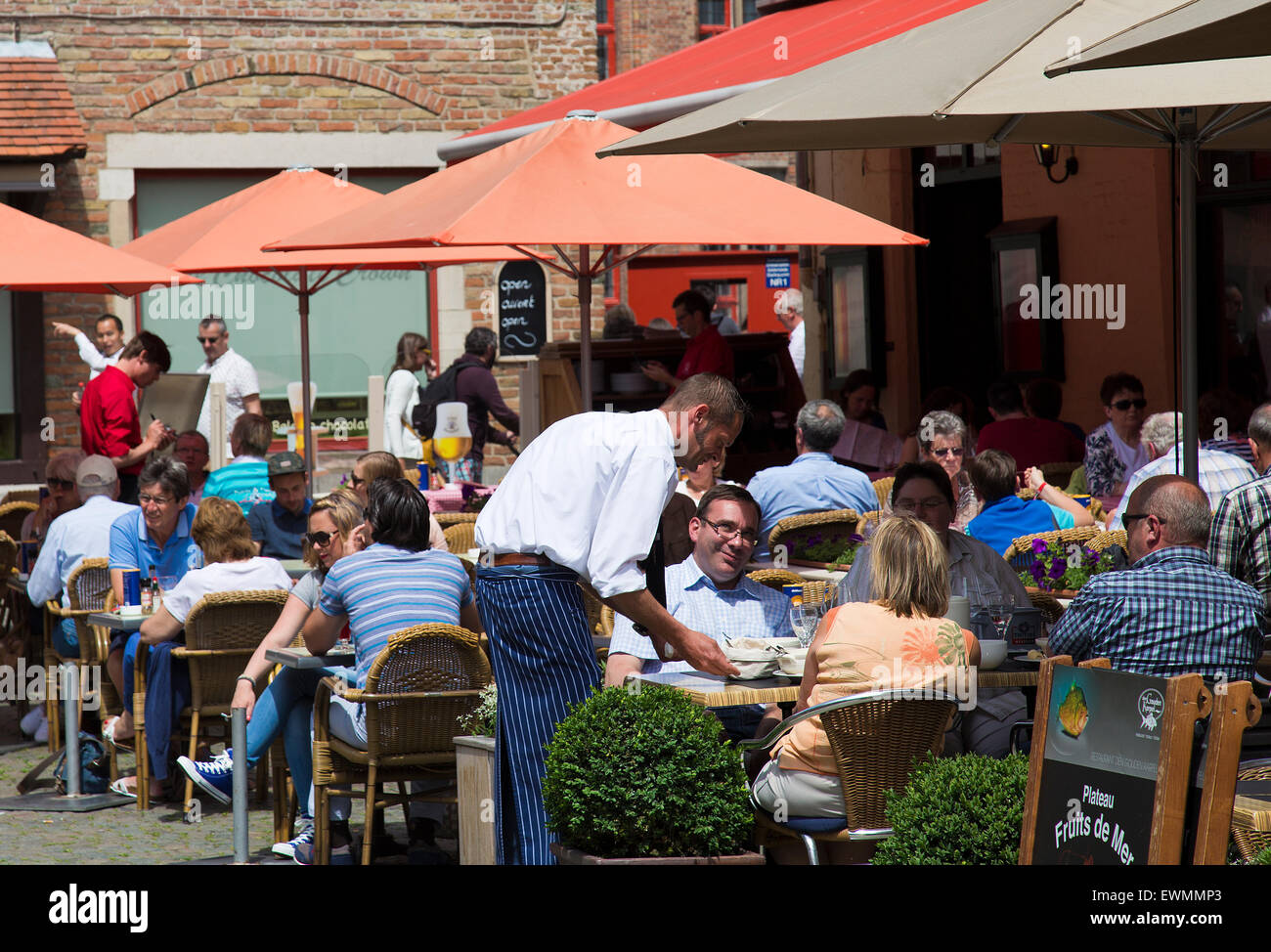 Touristen genießen Mittagessen in Brügge in Belgien Stockfoto
