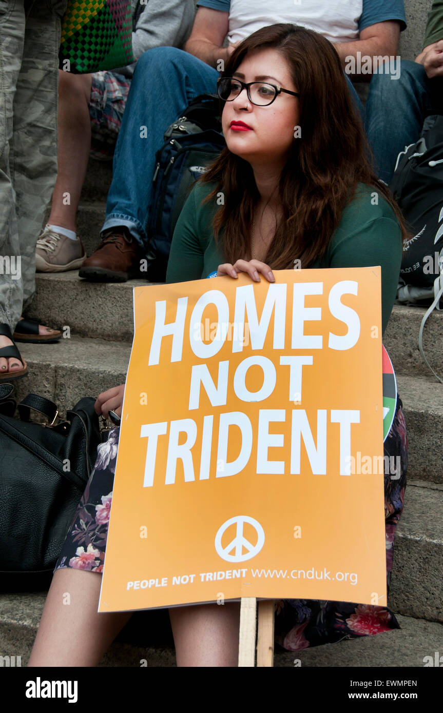 . Eine Frau hält ein Plakat "Homes nicht Trident" zu sagen Stockfoto