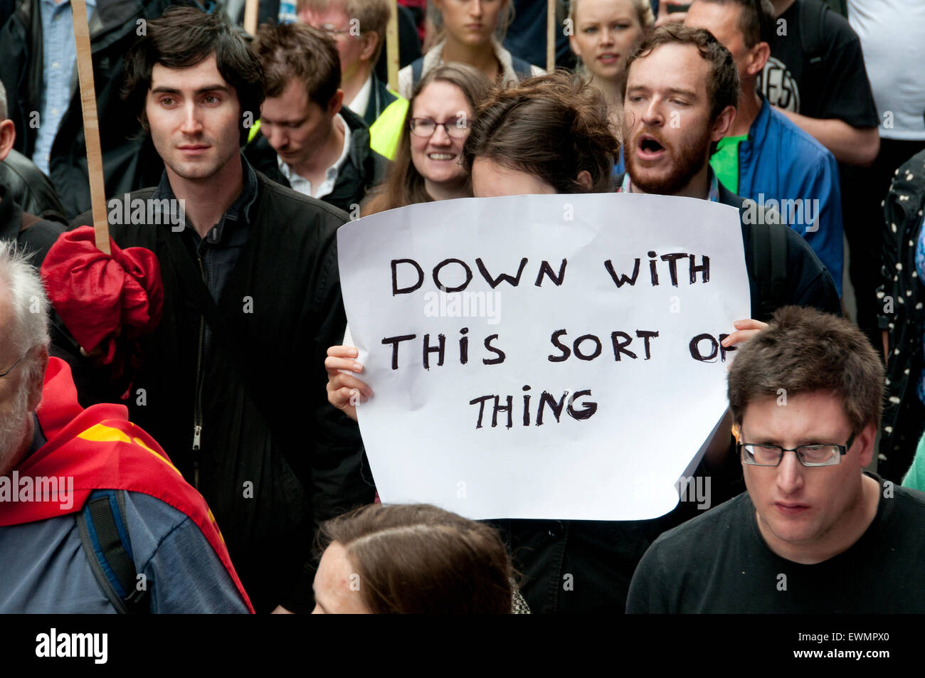 Demonstration gegen Sparmaßnahmen, hält ein Demonstrant ein Plakat, die sagen: "Nieder mit dieser Art der Sache" (von Father Ted) Stockfoto
